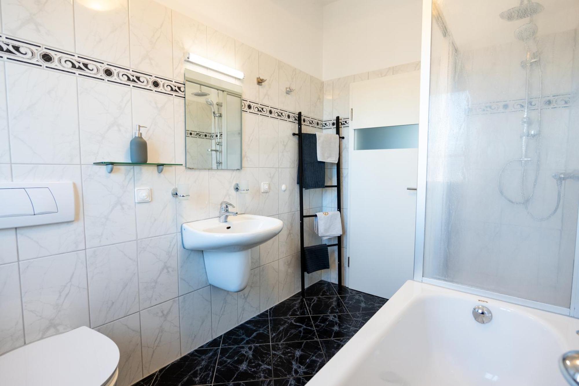 Doppelhaus- Villa Leipzig Schleussig , Moderner Altbau Apartment Dachetage Mit 2 Schlafzimmern Und Separatem Zusatzzimmer , Parkplatz - Balkon - Kamin - Eicheparkett - Arbeitsplatz Екстер'єр фото