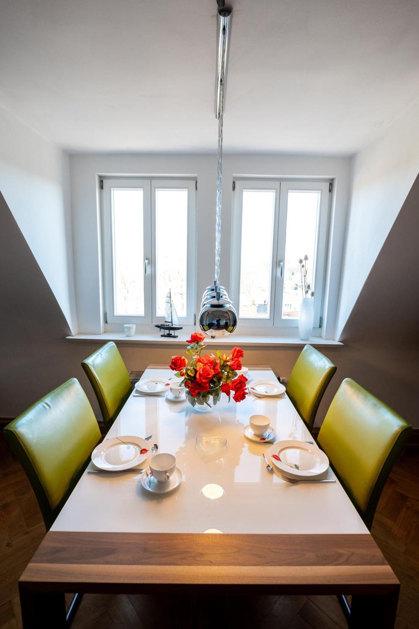 Doppelhaus- Villa Leipzig Schleussig , Moderner Altbau Apartment Dachetage Mit 2 Schlafzimmern Und Separatem Zusatzzimmer , Parkplatz - Balkon - Kamin - Eicheparkett - Arbeitsplatz Екстер'єр фото