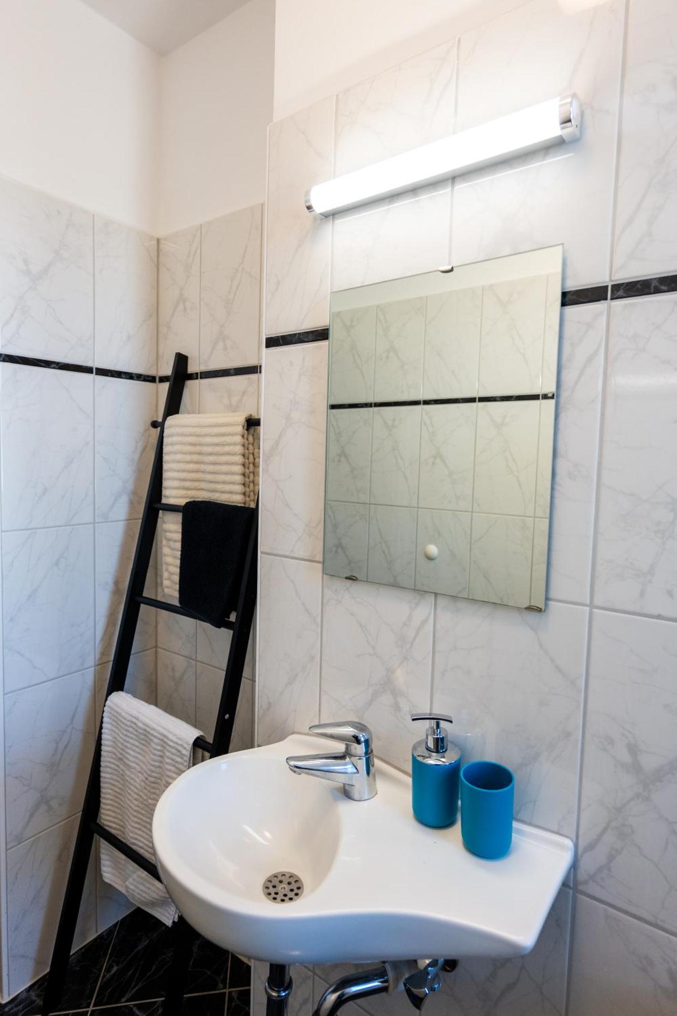 Doppelhaus- Villa Leipzig Schleussig , Moderner Altbau Apartment Dachetage Mit 2 Schlafzimmern Und Separatem Zusatzzimmer , Parkplatz - Balkon - Kamin - Eicheparkett - Arbeitsplatz Екстер'єр фото