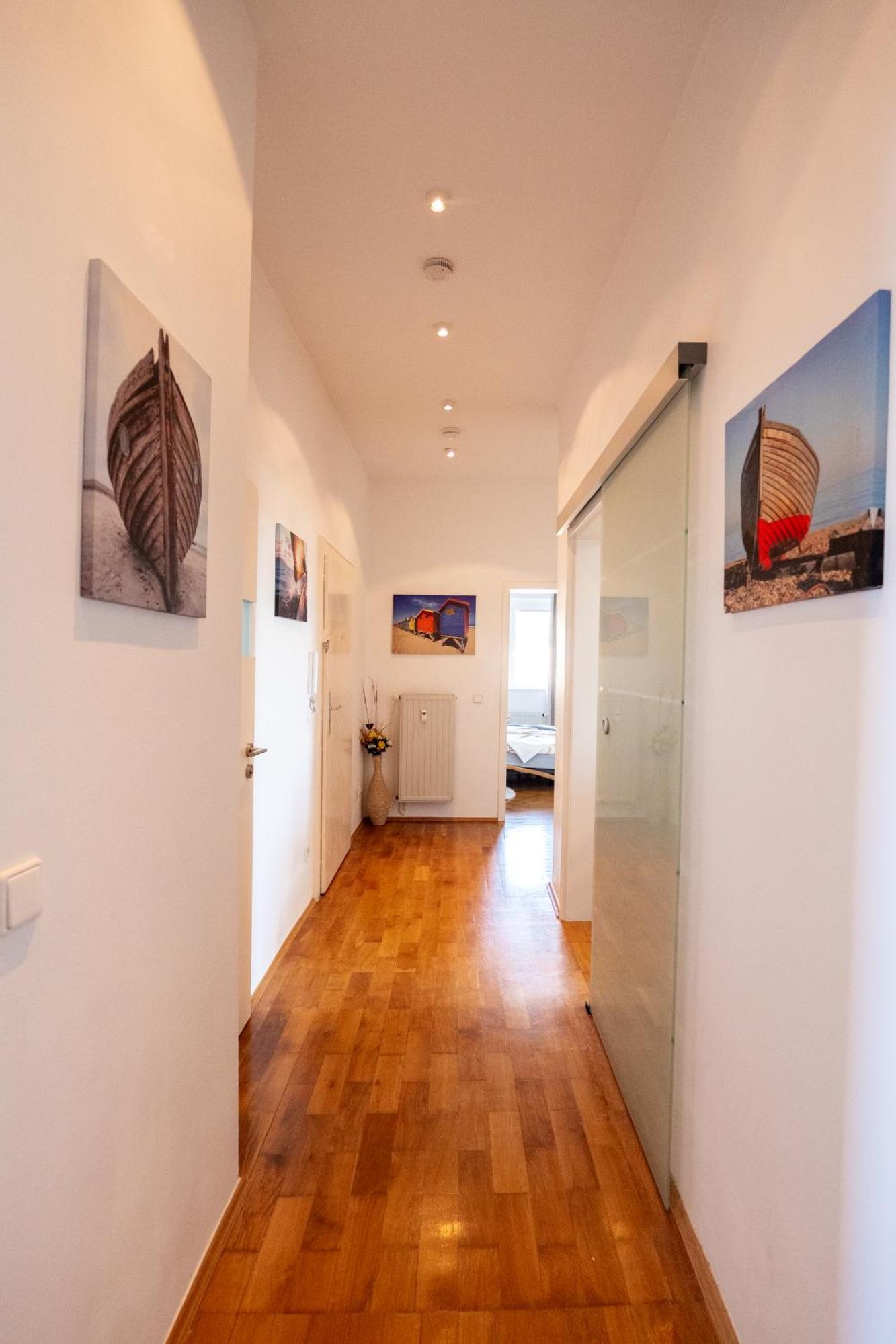 Doppelhaus- Villa Leipzig Schleussig , Moderner Altbau Apartment Dachetage Mit 2 Schlafzimmern Und Separatem Zusatzzimmer , Parkplatz - Balkon - Kamin - Eicheparkett - Arbeitsplatz Екстер'єр фото