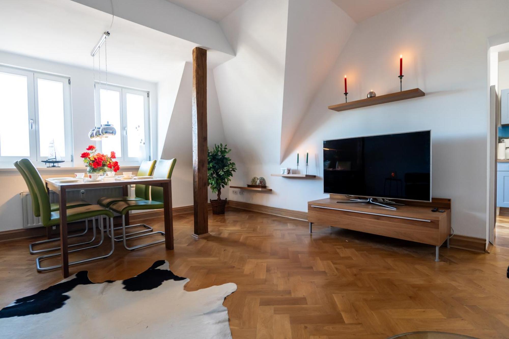 Doppelhaus- Villa Leipzig Schleussig , Moderner Altbau Apartment Dachetage Mit 2 Schlafzimmern Und Separatem Zusatzzimmer , Parkplatz - Balkon - Kamin - Eicheparkett - Arbeitsplatz Екстер'єр фото