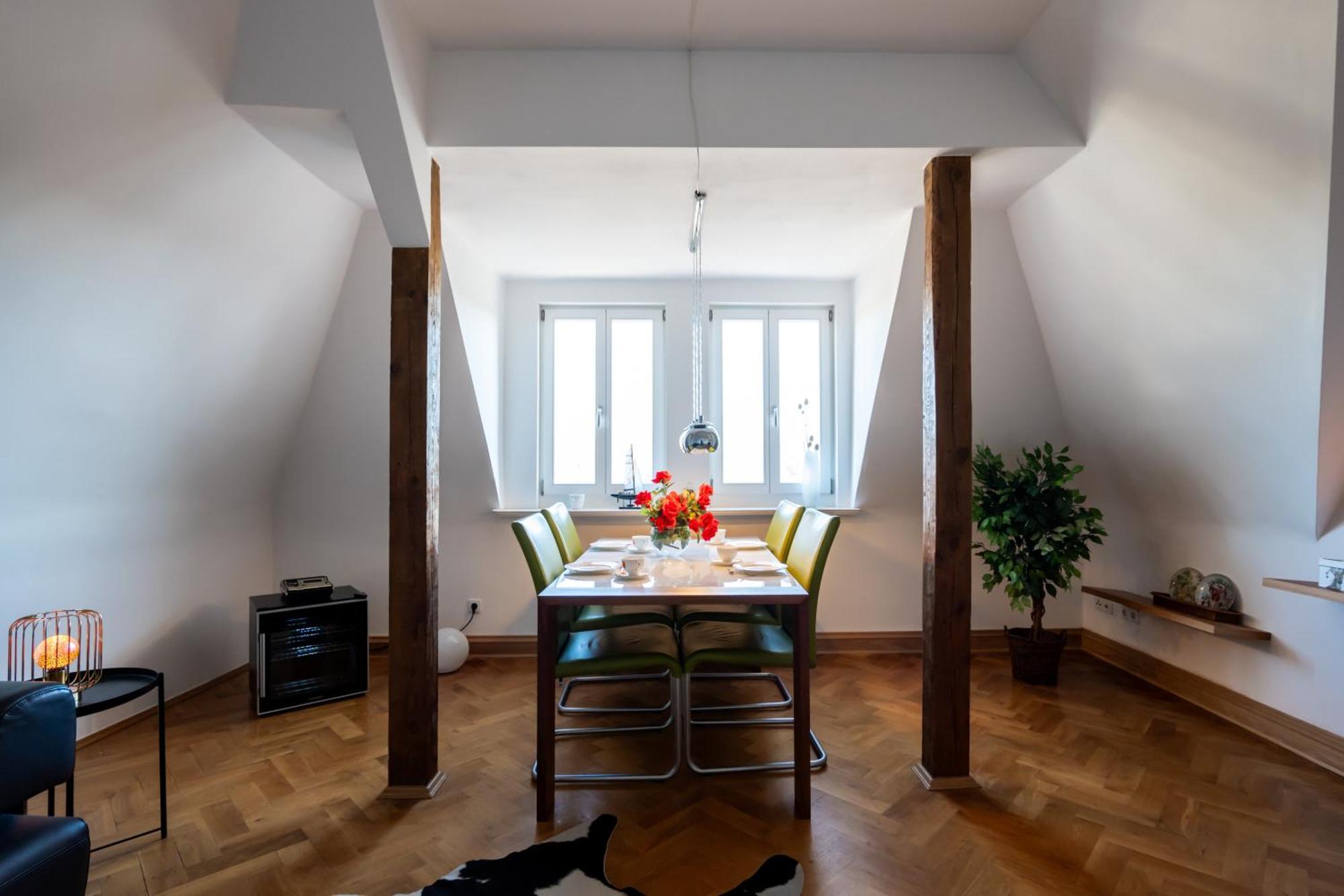 Doppelhaus- Villa Leipzig Schleussig , Moderner Altbau Apartment Dachetage Mit 2 Schlafzimmern Und Separatem Zusatzzimmer , Parkplatz - Balkon - Kamin - Eicheparkett - Arbeitsplatz Екстер'єр фото