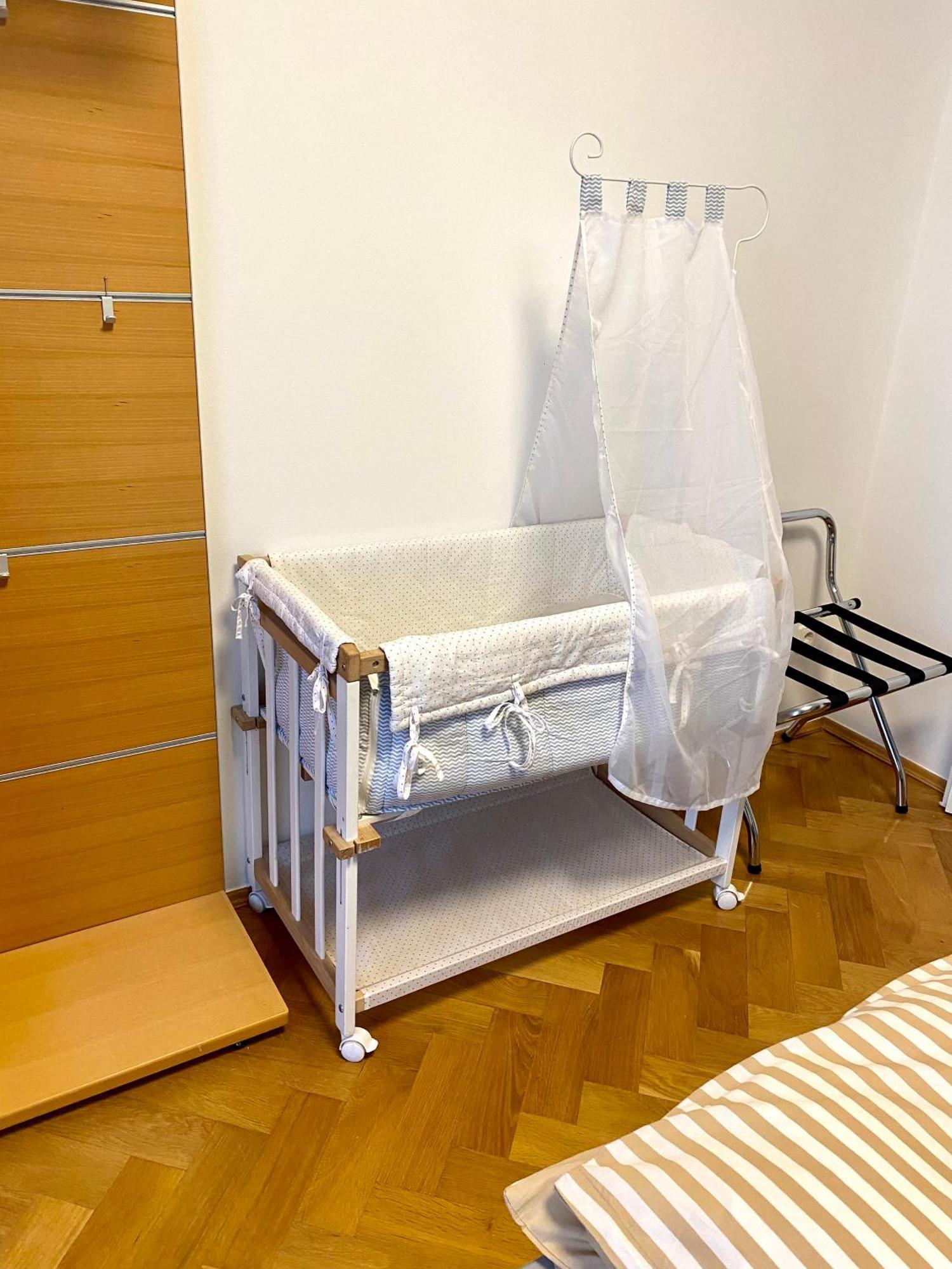 Doppelhaus- Villa Leipzig Schleussig , Moderner Altbau Apartment Dachetage Mit 2 Schlafzimmern Und Separatem Zusatzzimmer , Parkplatz - Balkon - Kamin - Eicheparkett - Arbeitsplatz Екстер'єр фото