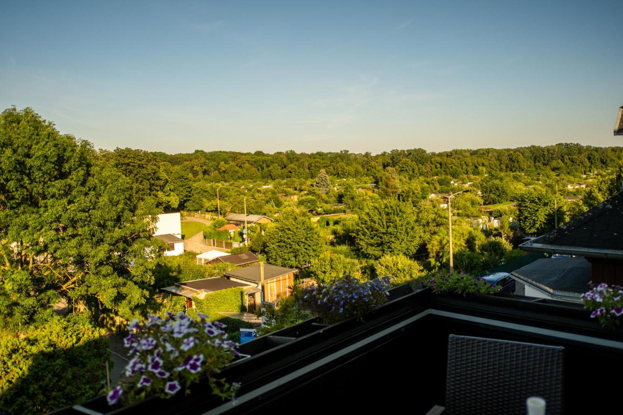 Doppelhaus- Villa Leipzig Schleussig , Moderner Altbau Apartment Dachetage Mit 2 Schlafzimmern Und Separatem Zusatzzimmer , Parkplatz - Balkon - Kamin - Eicheparkett - Arbeitsplatz Екстер'єр фото