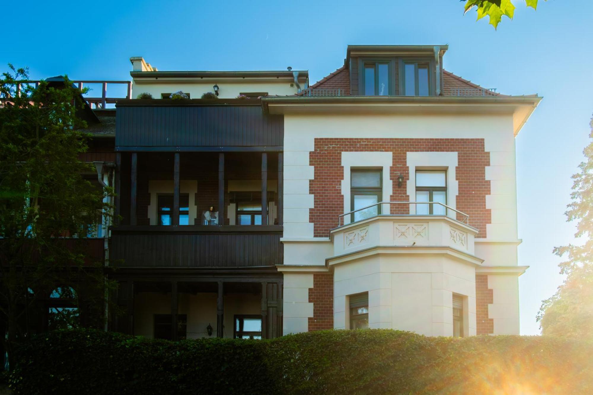 Doppelhaus- Villa Leipzig Schleussig , Moderner Altbau Apartment Dachetage Mit 2 Schlafzimmern Und Separatem Zusatzzimmer , Parkplatz - Balkon - Kamin - Eicheparkett - Arbeitsplatz Екстер'єр фото