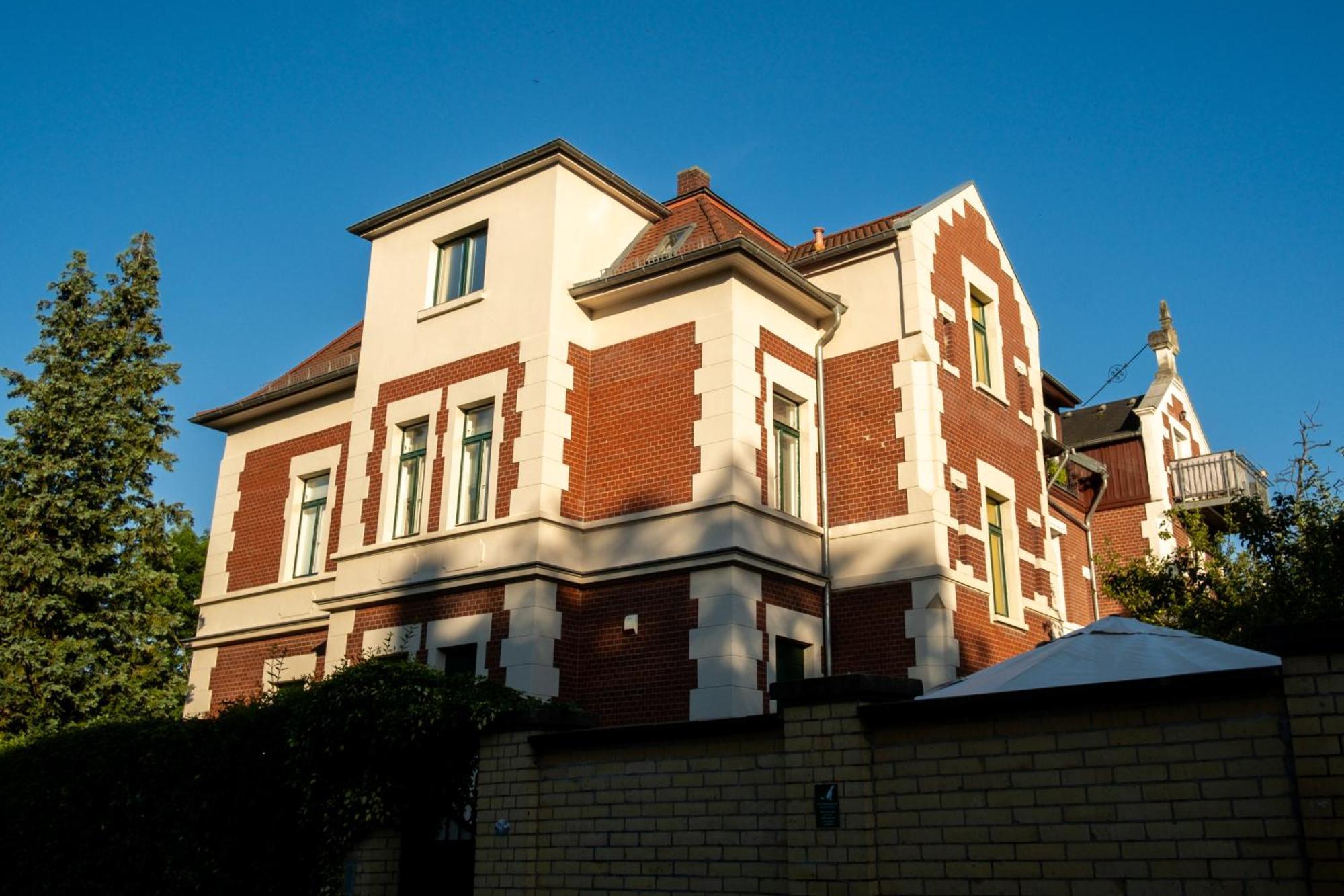 Doppelhaus- Villa Leipzig Schleussig , Moderner Altbau Apartment Dachetage Mit 2 Schlafzimmern Und Separatem Zusatzzimmer , Parkplatz - Balkon - Kamin - Eicheparkett - Arbeitsplatz Екстер'єр фото