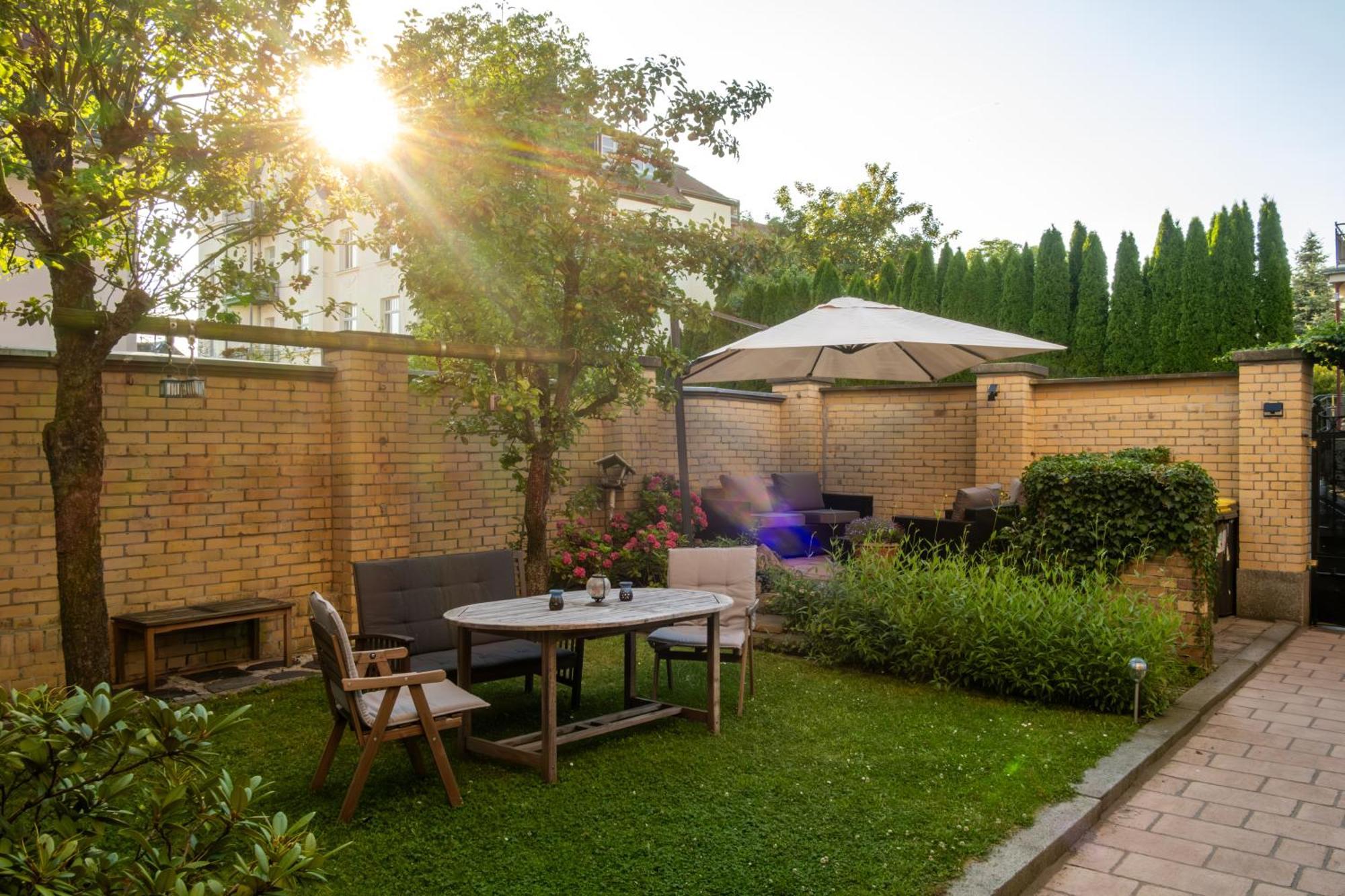 Doppelhaus- Villa Leipzig Schleussig , Moderner Altbau Apartment Dachetage Mit 2 Schlafzimmern Und Separatem Zusatzzimmer , Parkplatz - Balkon - Kamin - Eicheparkett - Arbeitsplatz Екстер'єр фото